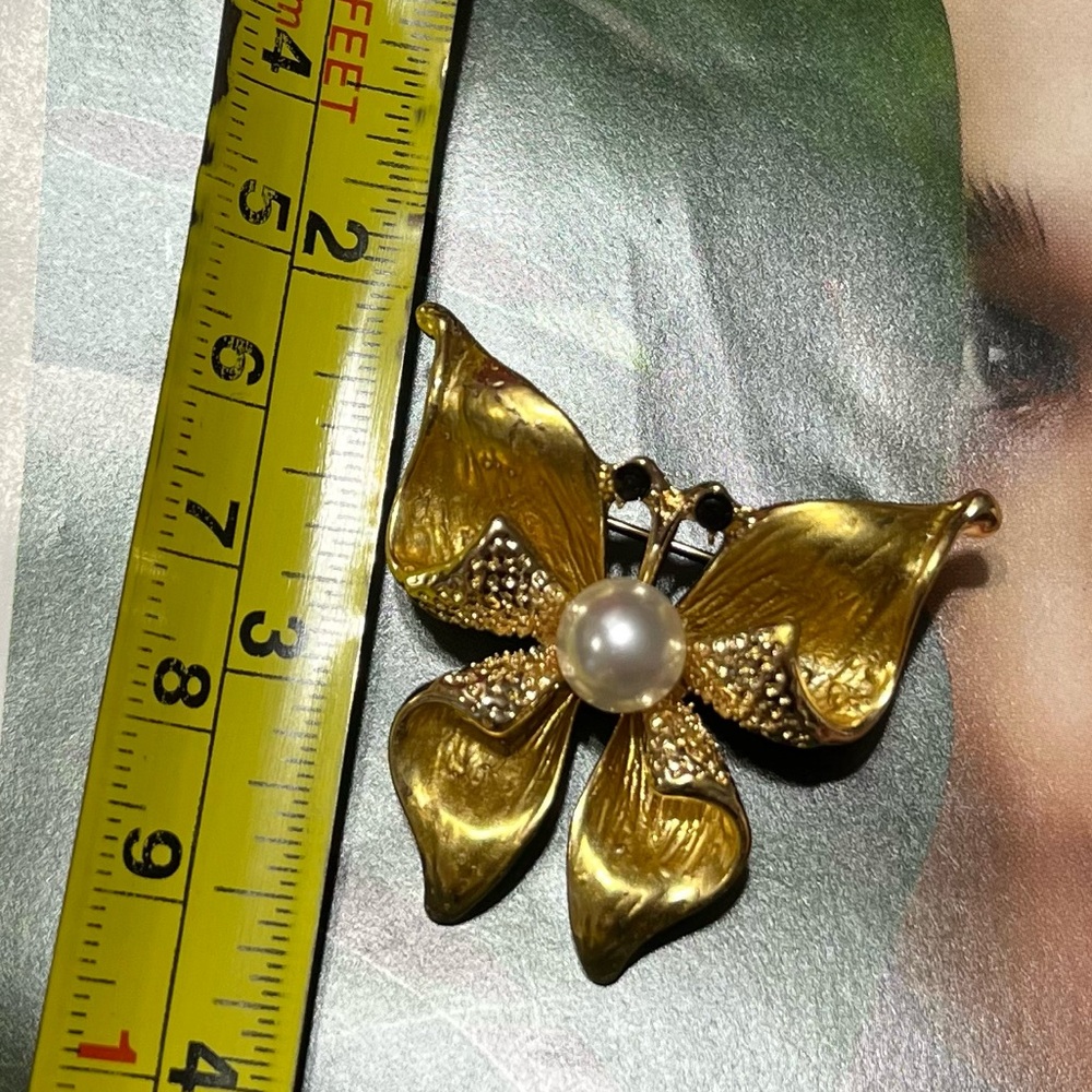 Elegant Gold Tone Butterfly Brooch with Pearl Accent - Picture 5 of 5